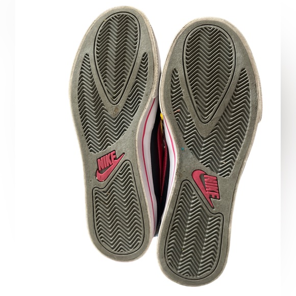 ⭐️ Women’s Nike Sneakers - Picture 3 of 6